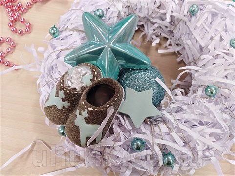Изготовим новогодний венок из бумажной стружки и украсим его елочными украшениями.
